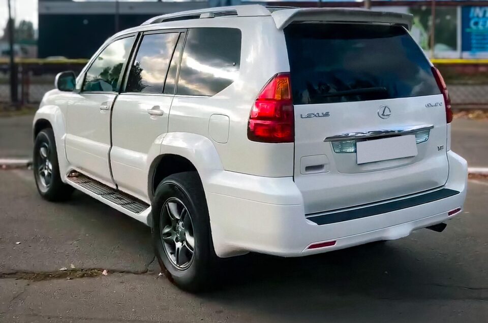 Look at the Perfect 16-Year-Old Lexus GX that was Forgotten in the Garage (VIDEO)