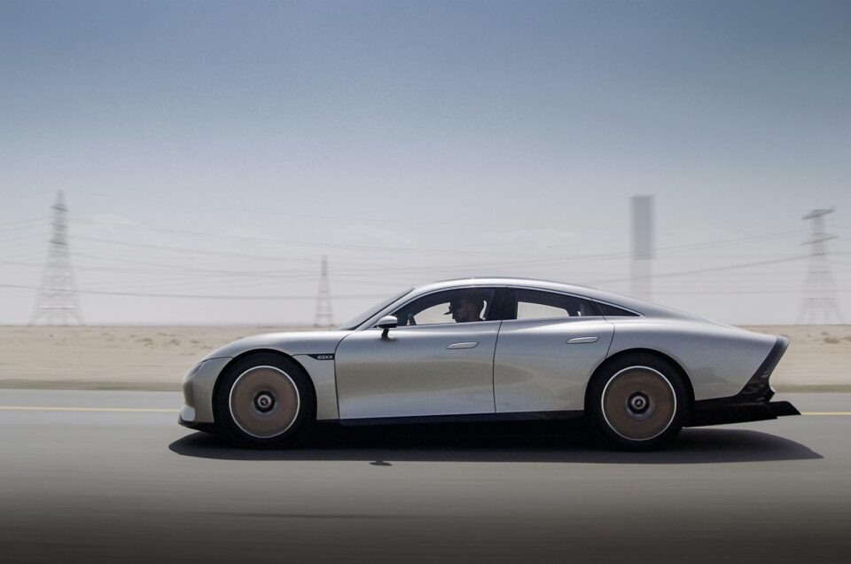 Mercedes-Benz проехал из Эр-Рияда до Дубая на одной зарядке батареи (ВИДЕО)