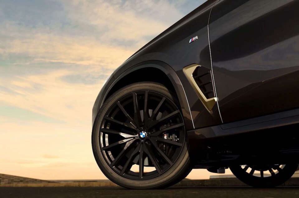 BMW Releases Black and Gold X5 Limousine to Celebrate SUV’s Anniversary (PHOTO)